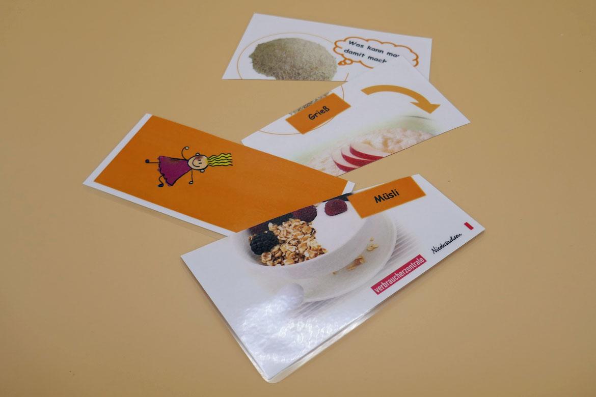 Verschiedene Handzettel mit Müsli, Grieß und Grießbrei zu Aktionsmaterial Getreidekiste für Kita