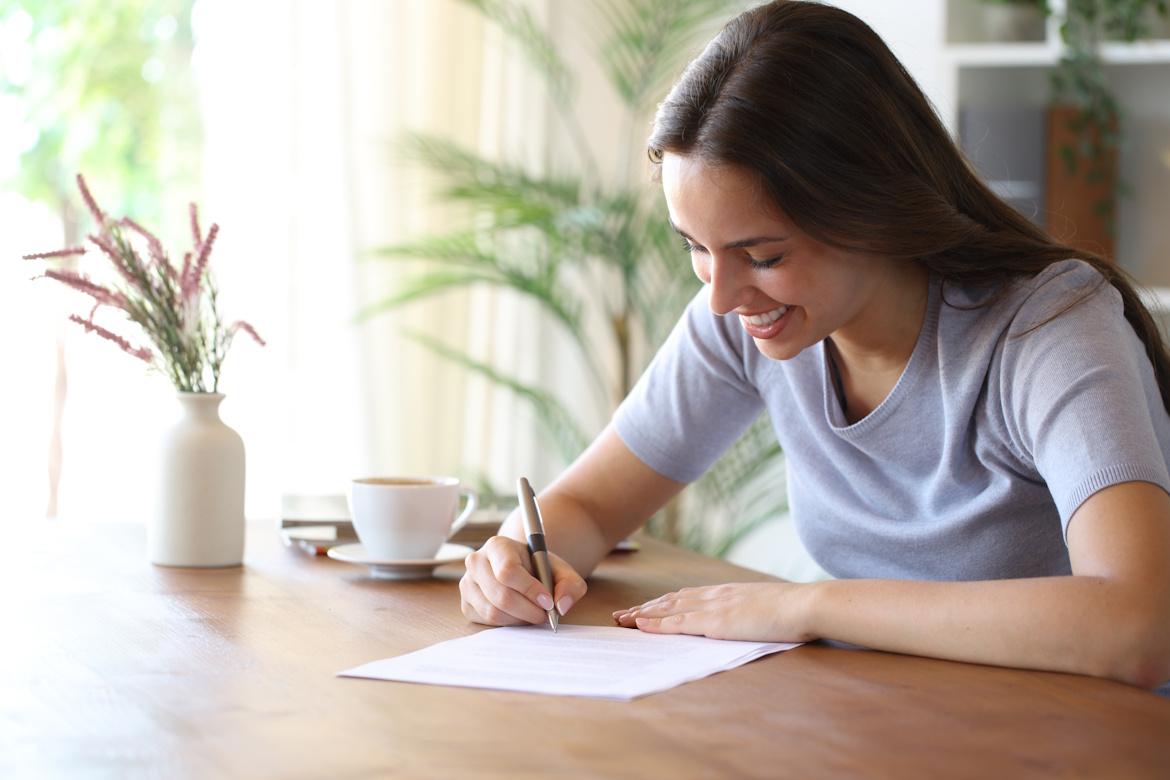 Frau schreibt Brief mit Hand