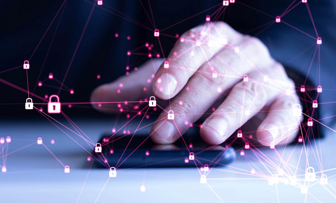 Hand auf Smartphone, umherschwirrende Schlösser