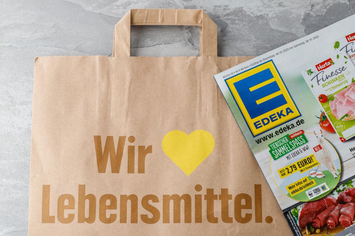 Einkaufstüte Papier von Edeka und Werbeprospekt angeschnitten
