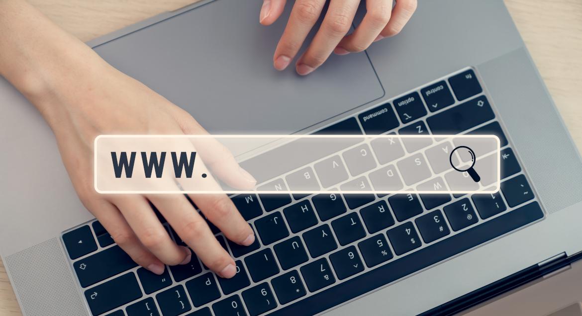 Draufsicht Laptop mit Händen, Eingabe URL