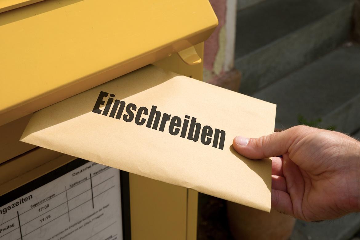 Nahaufnahme Briefkasten, Einschreibebrief