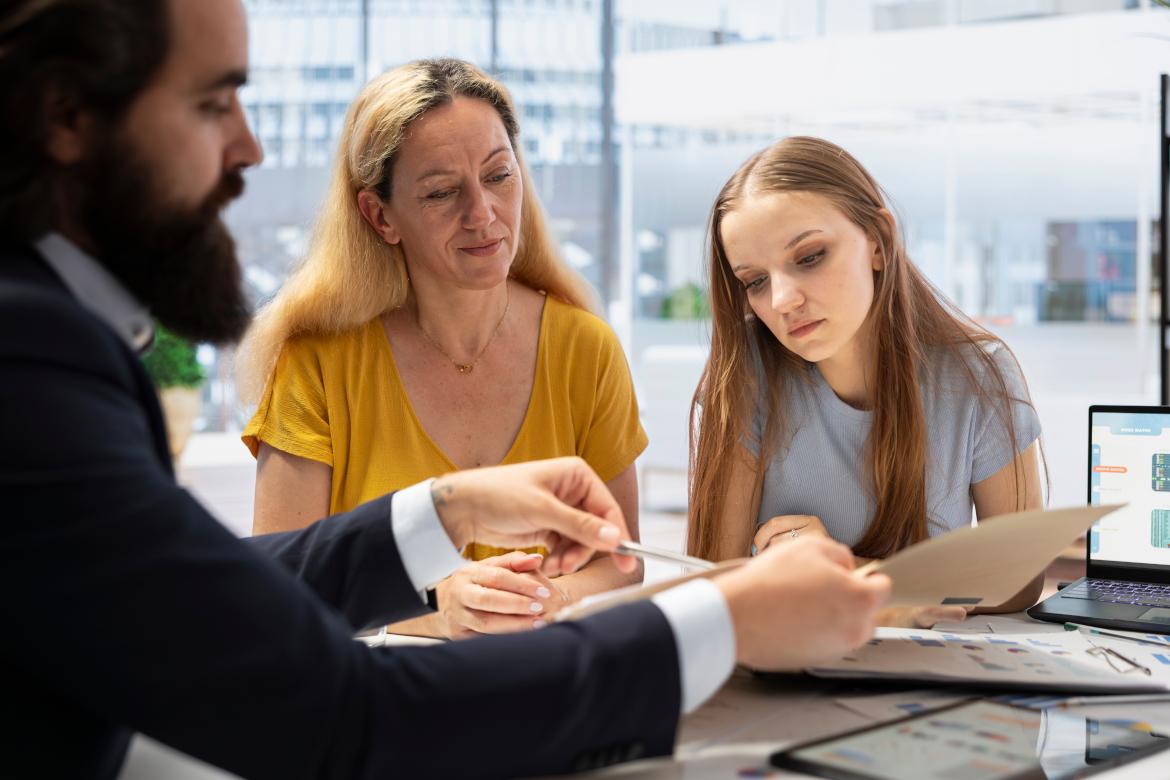 Berater spricht mit Frau und Tochter