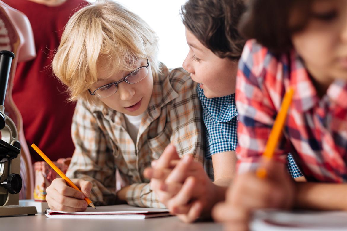 Mehrere Kinder mit Stiften