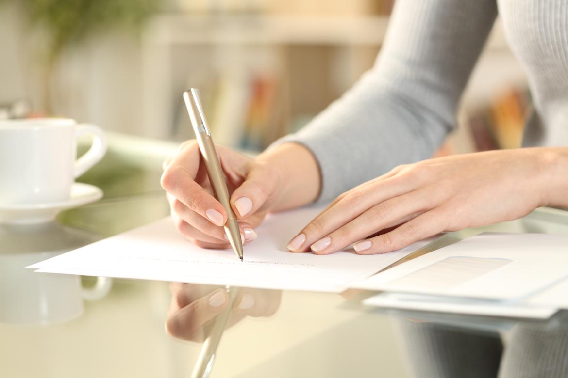 Frau schreibt Brief mit Hand