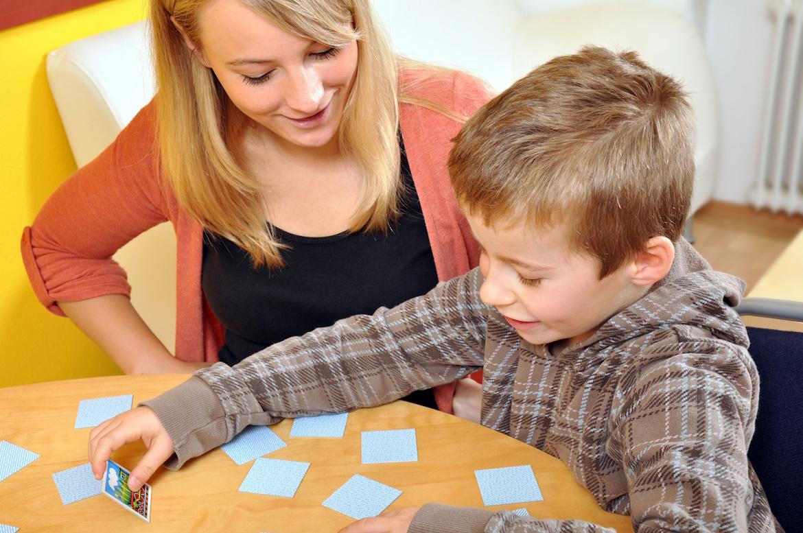 Kind spielt mit Memokarten