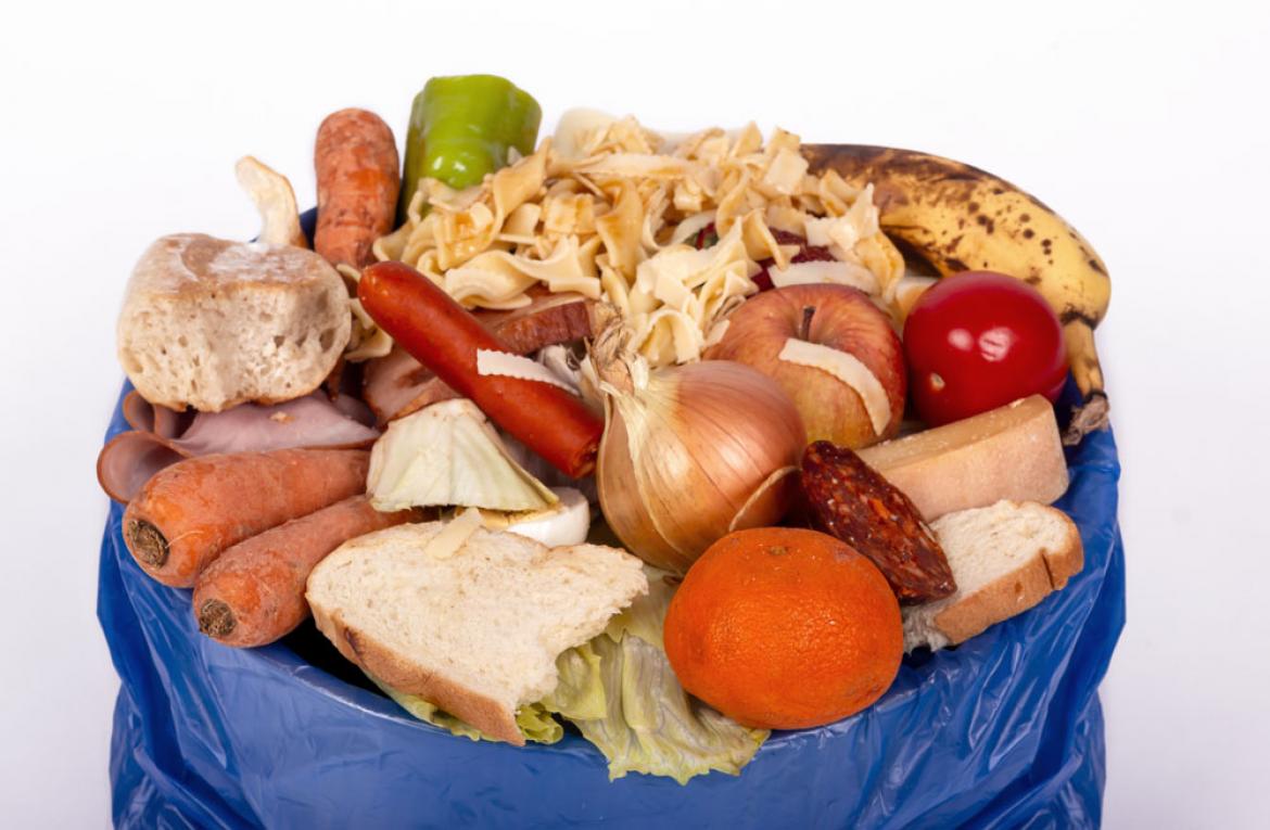 Blauer Sack mit weggeworfenen Lebensmitteln zu Artikel: Genießen statt wegwerfen
