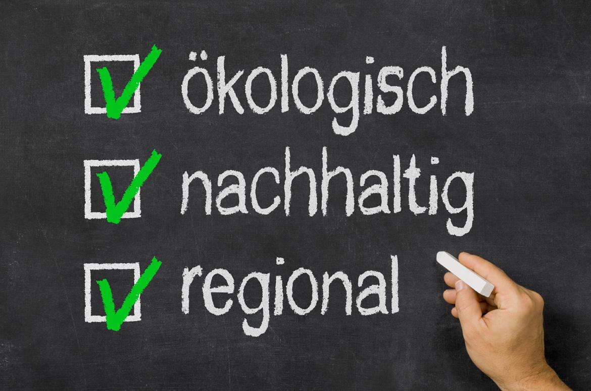 Begriffe ökologisch, nachhhaltig, regional auf Tafel