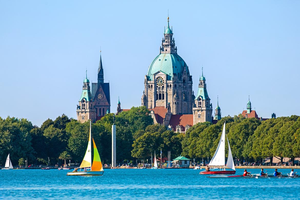 Maschsee mit neuem Rathaus im Hintergrund