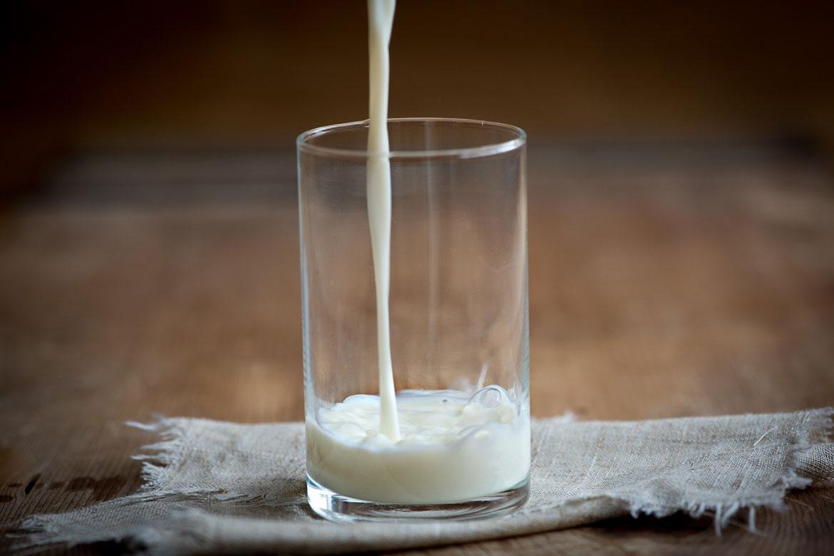 Milch läuft in Glas zu Artikel: Milch, was verrät das Etikett
