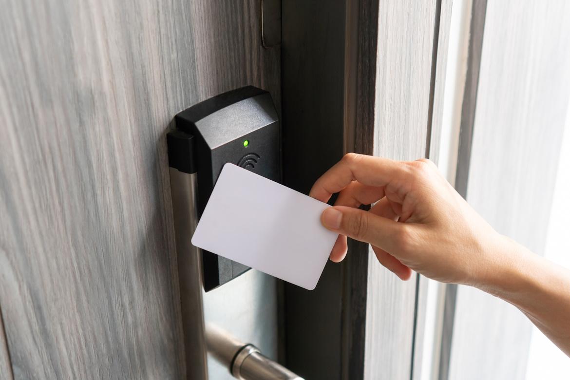 Frau Hand benutzt eine elektronische Schlüsselkarte zum Öffnen eines Hotelzimmers