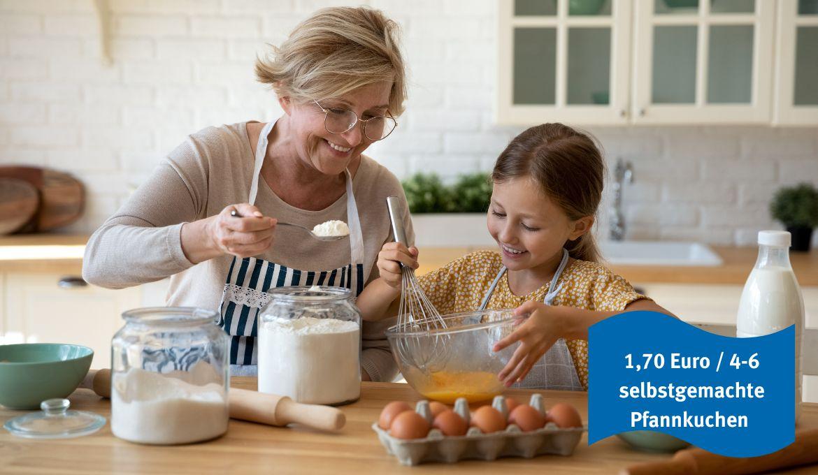 Oma und Enkel machen Pfannkuchen