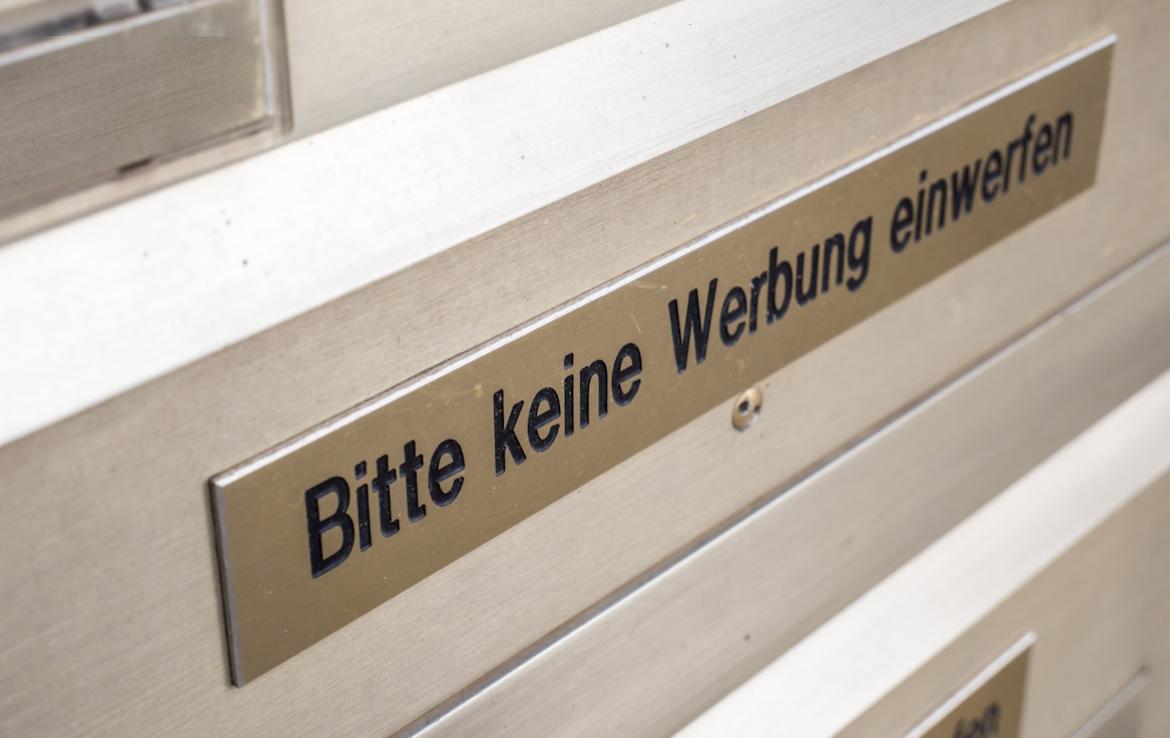 Nahaufnahme Briefkasten: Bitte keine Werbung einwerfen