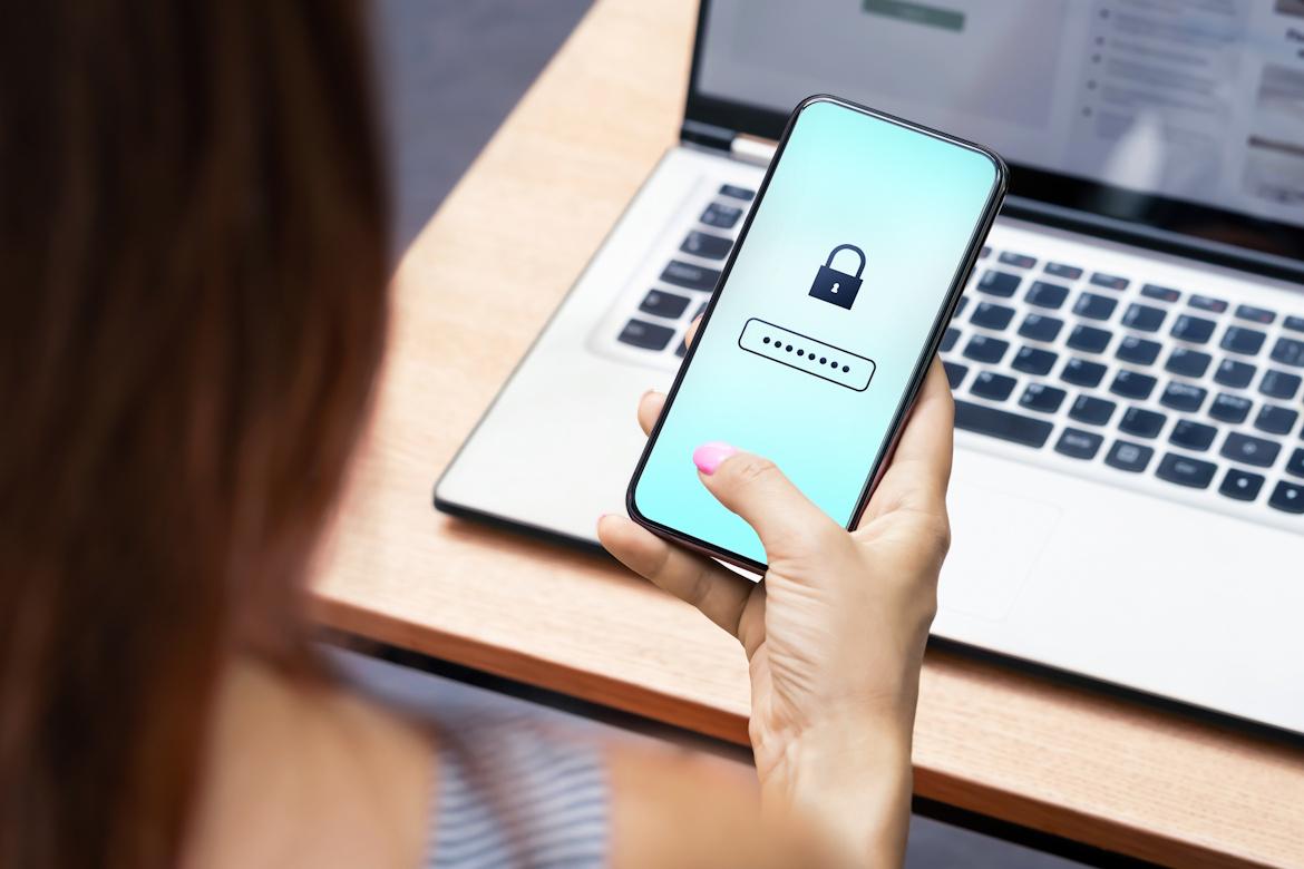 Frau hat Passwort in Smartphone eingegeben