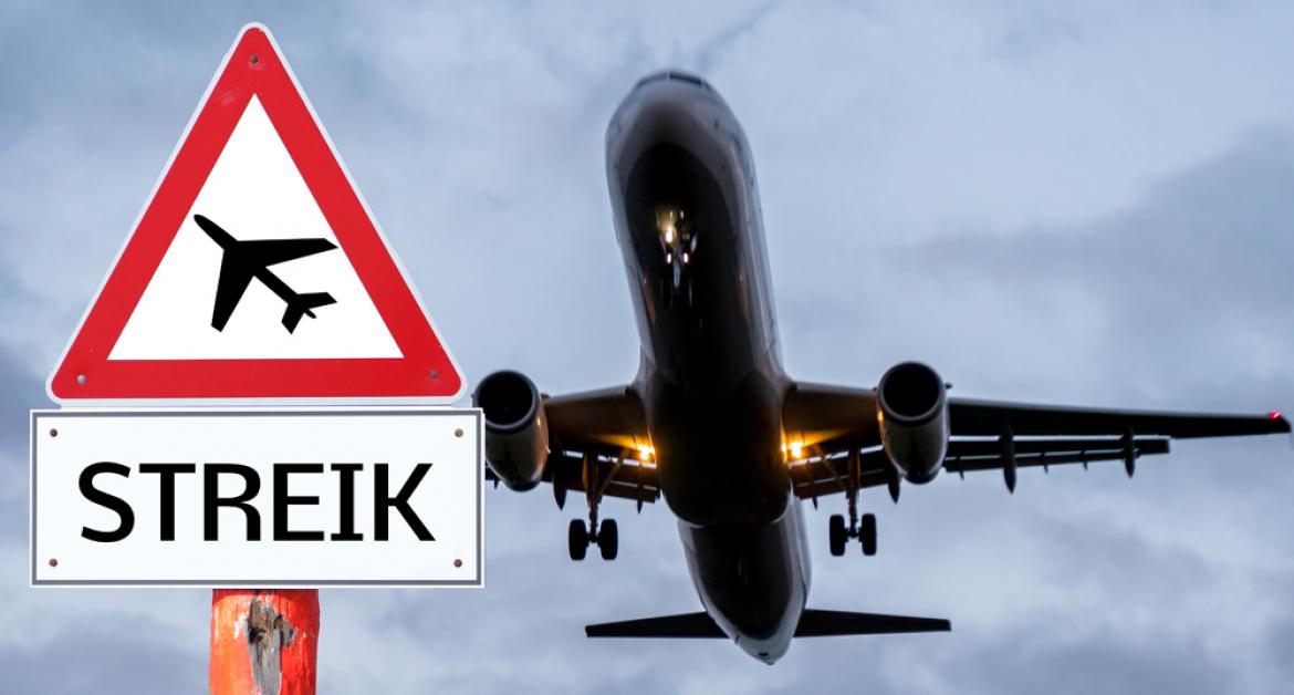 Abhebendes Flugzeug, davor Schild mit Streik