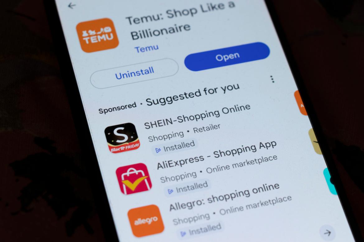 Nahaufnahmen Smartphone mit Shopping-Apps Temu, AliExpress, SHEIN