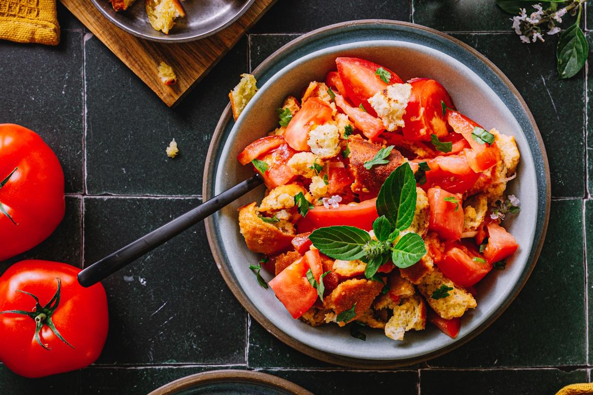 Tomaten-Brot-Salat in Schale