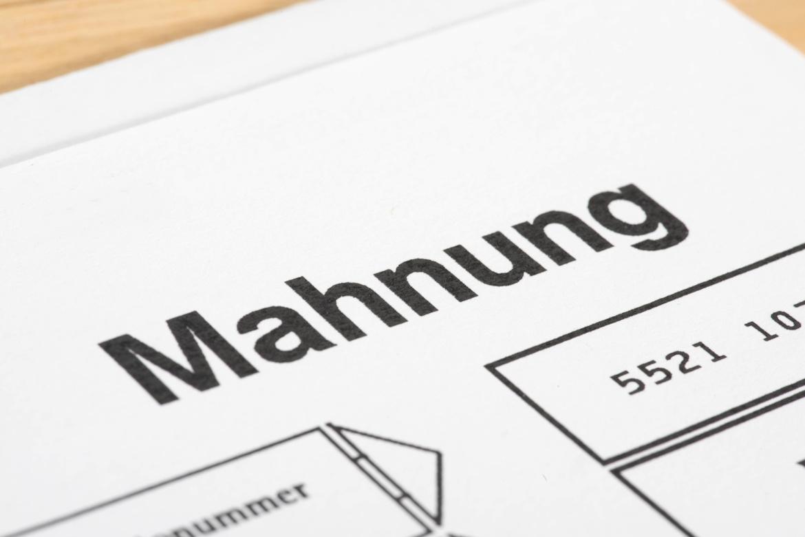 Nahaufnahme einer Mahnung