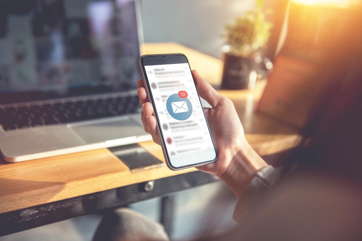 Frau Smartphone hat Mails empfangen