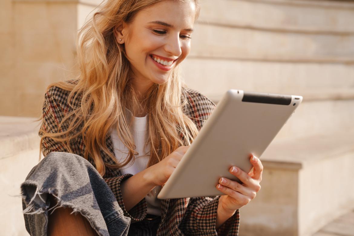 Lächelnde Frau mit Tablet in Hand