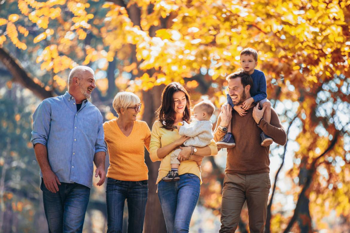 Oma, Opa, Familie mit zwei Kindern im Herbstwald zu Artikel: Selbst bestimmen - rechtzeitig vorsorgen