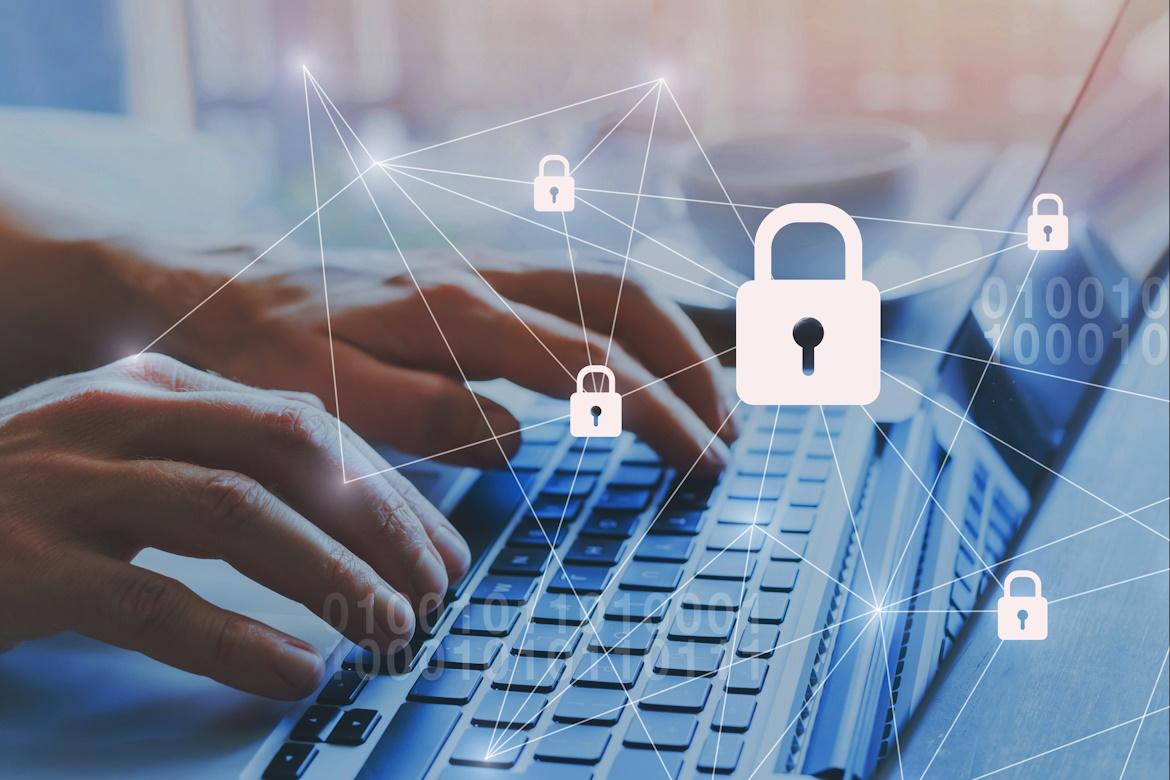 Laptop, Hände, Schlosssymbol zu Daten im Internet Kontrolle Web-Seminar