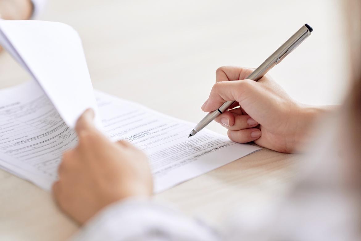 Nahaufnahme Hände Unterschrift Vertrag