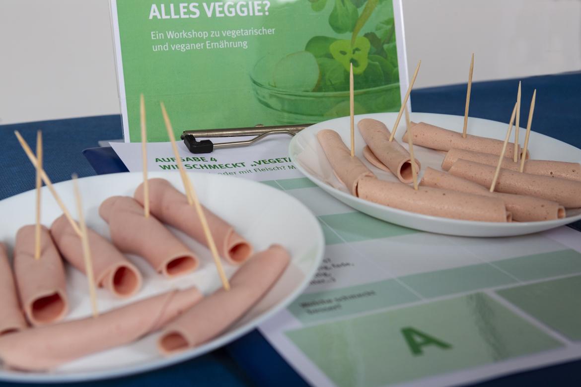 Wurst und vegetarische Wurst auf zwei Tellern