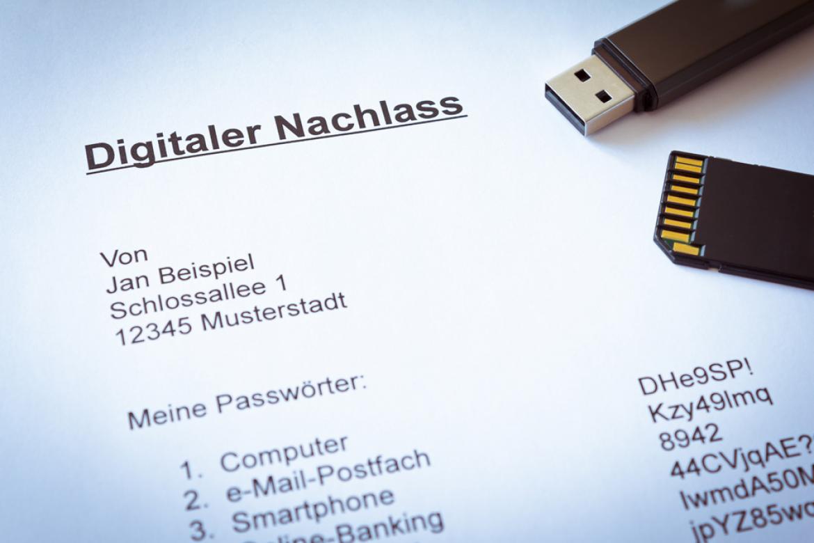 Zettel mit Titel Digitaler Nachlass sowie Benutzernamen und Passwörtern