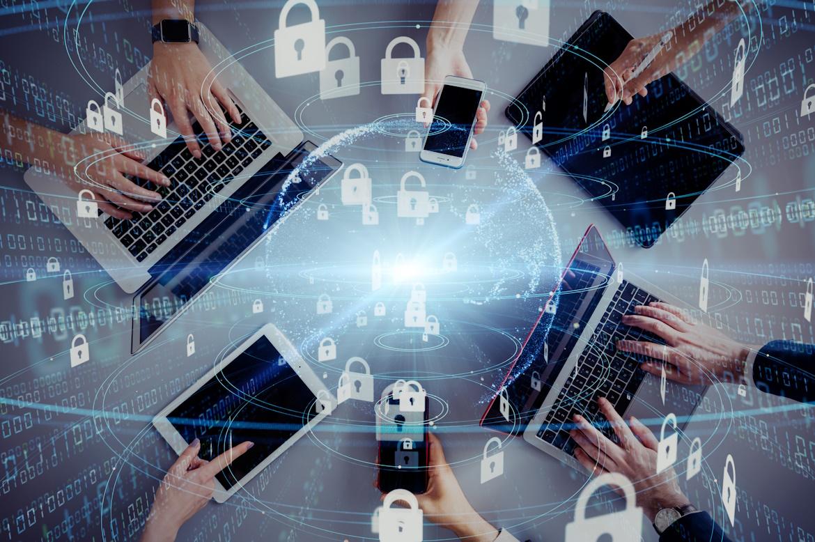 Aufsicht auf Computer, Tablet Smartphones, fliegende Schlosssymbole, Digitaler Selbstschutz