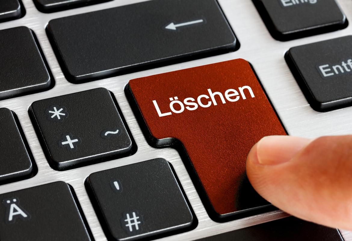 Finger auf Löschen Button Tastatur
