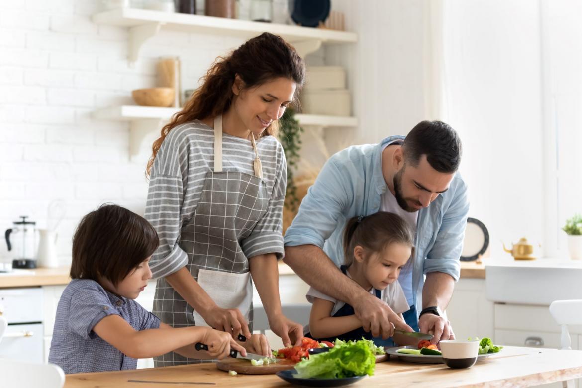 Familie bereitet in der Küche zusammen Essen zu