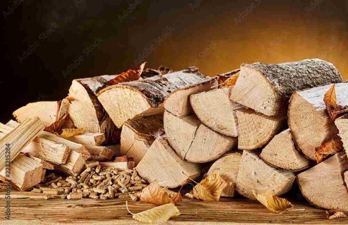 Holz und Pellets gestapelt