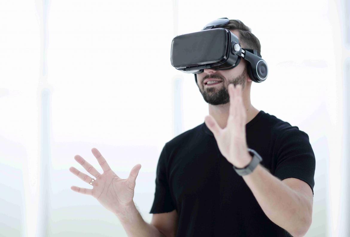 Mann hat Virtual Reality Brille auf