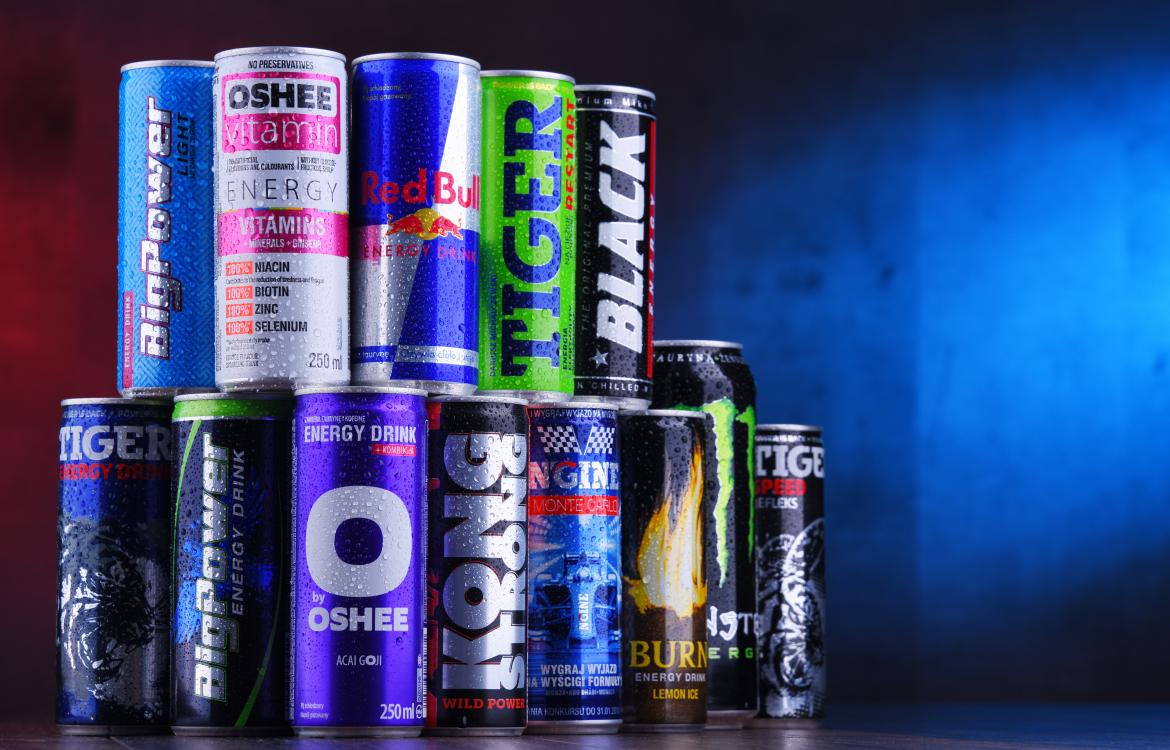 Energydrinks in Dosen auf blauem Hintergrund. Dosen sind gestapelt.