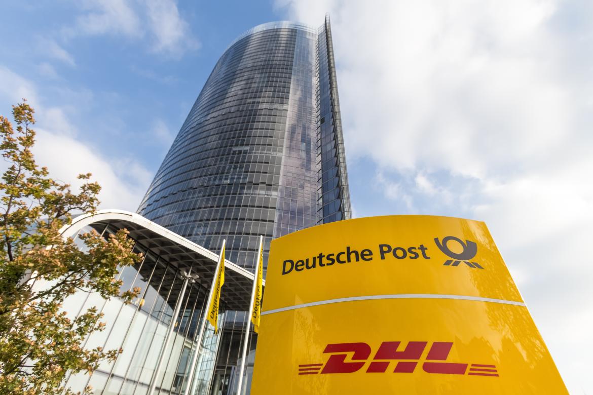 Postfiliale DHL Filiale Schild und riesen Postfiliale als Hochhaus im Hintergrund