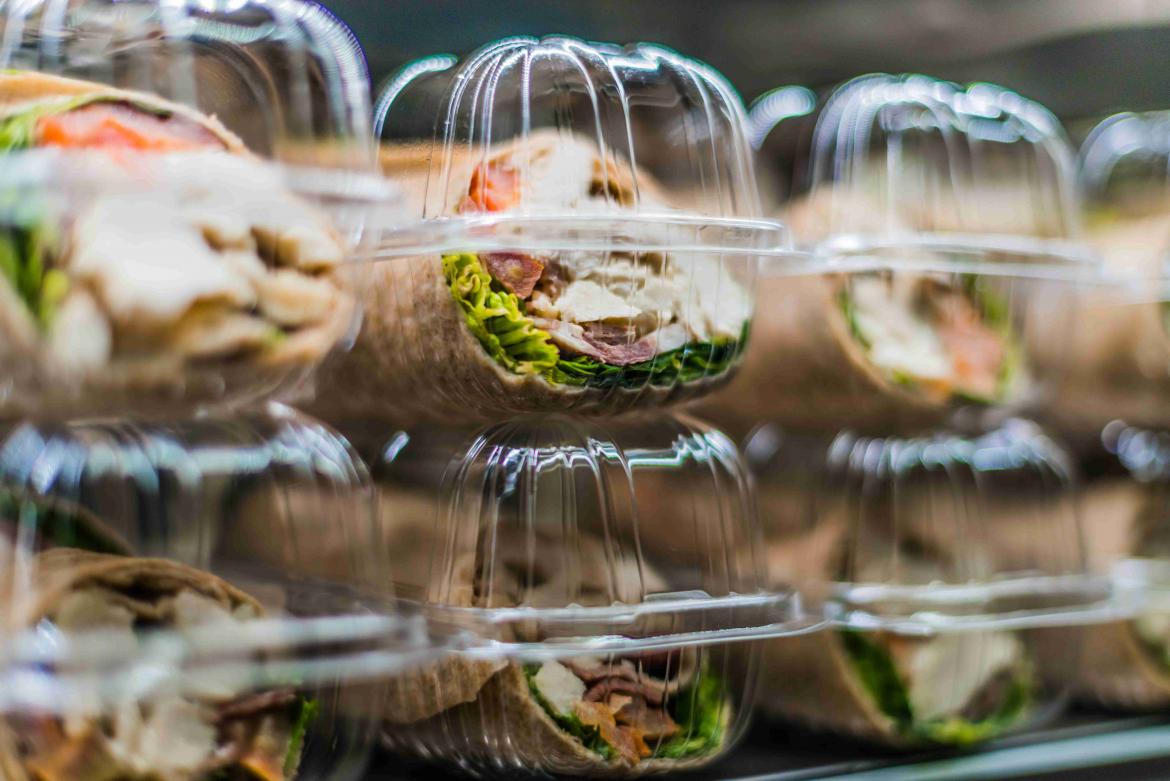 verschiednen Wraps im Supermarktregal in Plastik verpackt