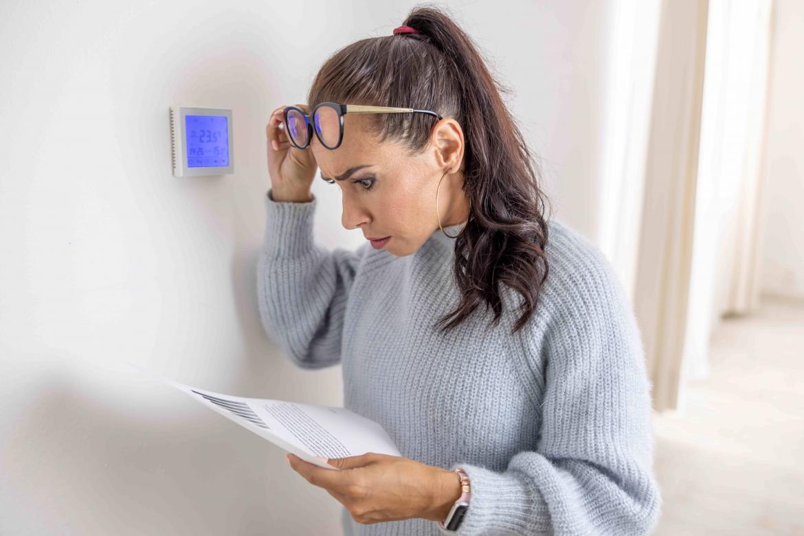 Frau schaut auf die Abrechnung Energieabrechnung