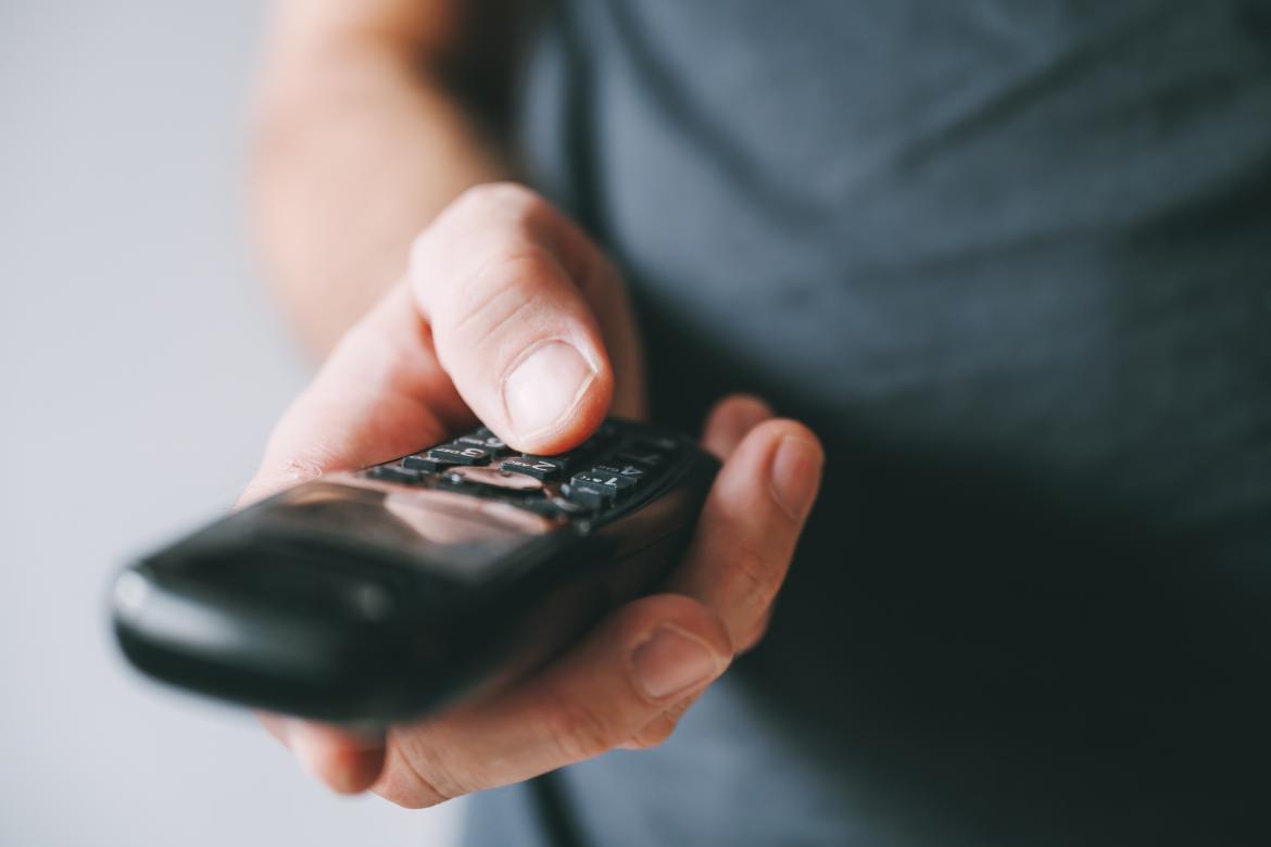 Mann hält schnurloses Telefon in der Hand