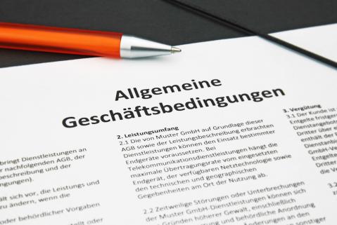 Allgemeine Geschäftsbedingungen und oranger Kugelschreiber