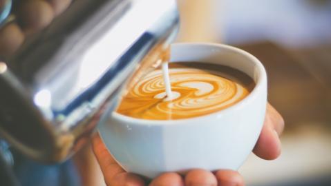 Milchkännchen, Cappuccinotasse, Hand