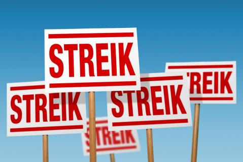 Bahnstreik, Schilder mit Streik vor blauem Hintergrund