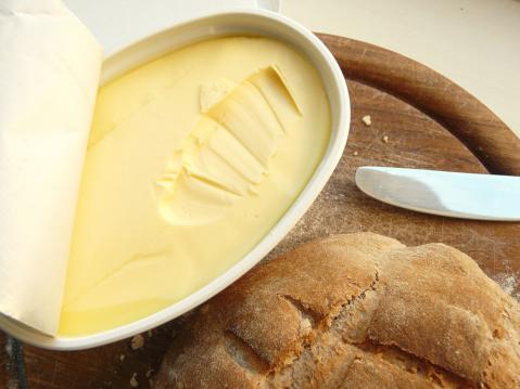 Margarinepackung, Brot, Messer, Brett