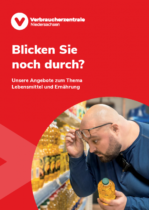 Cover Flyer, Mann mit hochgeschobener Brille nah vor Supermarktregal