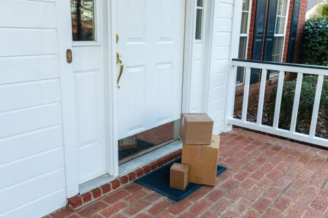 Pakete vor Haustür zu Artikel: DHL Paketzustellung - Wenn der Paketbote nicht mehr klingelt