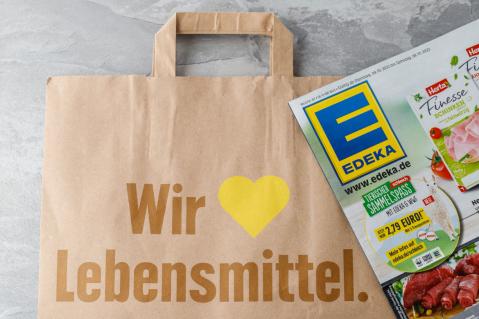 Einkaufstüte Papier von Edeka und Werbeprospekt angeschnitten