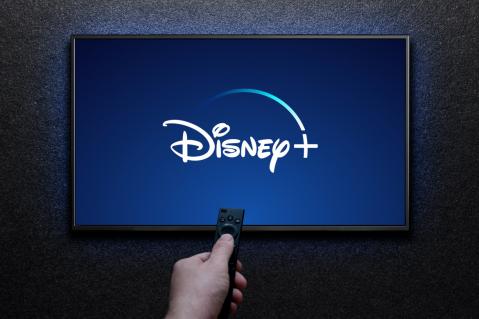 Fernseher mit Disney+ Startbildschirm