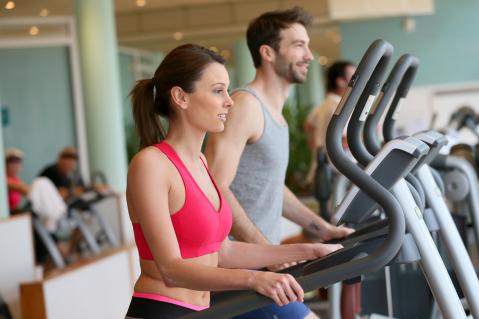 Mann und Frau auf Laufband zu Artikel: Fitnessstudio schickt Kündigungsbestätigung – ohne Datum