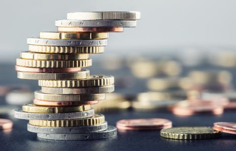 Stapel von Münzen und Münzen verteilt