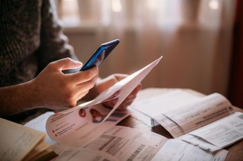 Mann zahlt Rechnung per QR Code